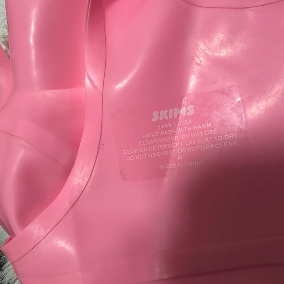 Skims Latex Scoop Neck Bralette Sz SMALL in Neon Blush - Picture 9 of 9